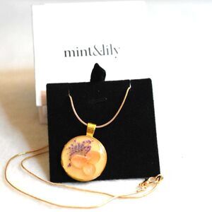 NIB Mint & Lily Flowers Encased In Resin18k Gold Plated Stainless Steel Necklace